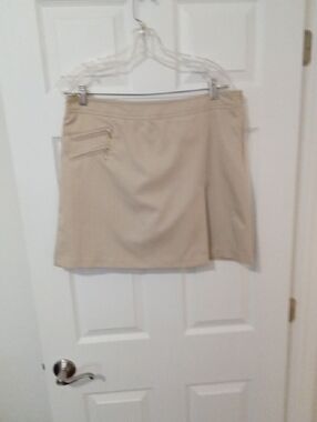 Izod Tan Golf Mini Skort with Zip Accents. Size 12